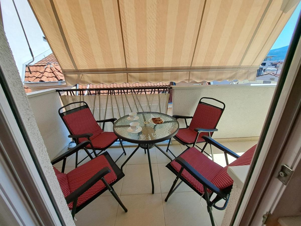 Bright Top Floor Apartment With Free Parking Skopje Esterno foto