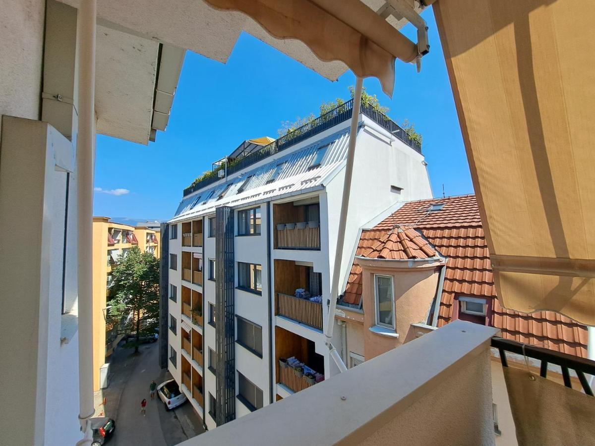 Bright Top Floor Apartment With Free Parking Skopje Esterno foto